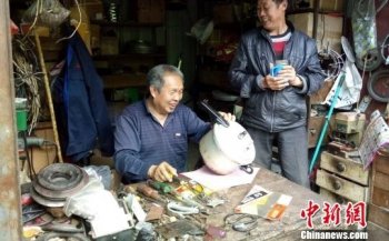 高位截肢男子20余载坚强“走”人生：虽辛苦 但心里充实