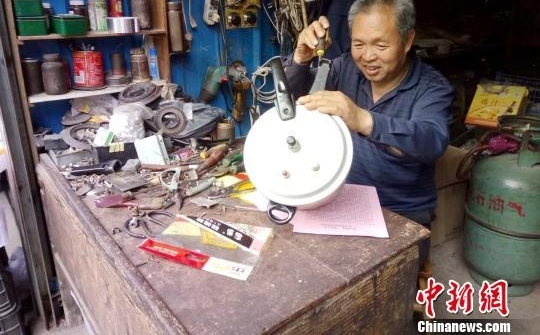 高位截肢男子20余载坚强“走”人生：虽辛苦 但心里充实