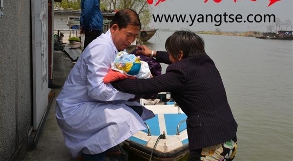 五旬村医湖面漂流三十载，船上救治约十万人