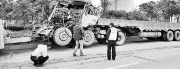 货车追尾致两人被困腿部骨折