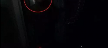 广州警方抓捕黑人毒贩，两人藏暗处以为不会被发现