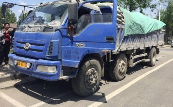 司机撂挑子不干 新乡无右手男子开重货进城