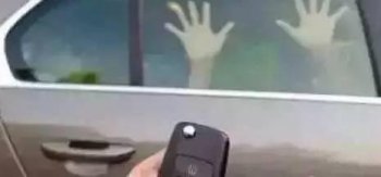 2 岁女童被锁车内 有人要砸窗救人女孩的奶奶拒绝