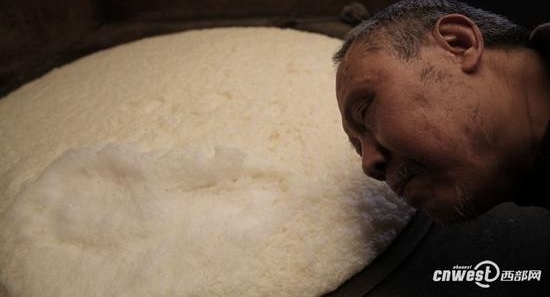 陕西石泉六旬盲人凭感觉做豆腐 自力更生养活全家