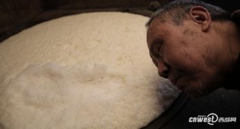 陕西石泉六旬盲人凭感觉做豆腐 自力更生养活全家