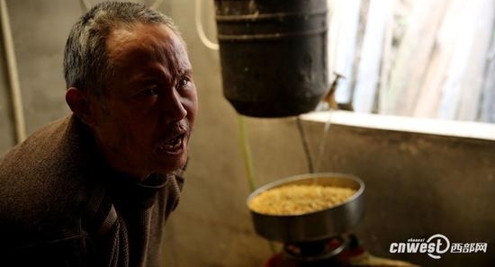 陕西石泉六旬盲人凭感觉做豆腐 自力更生养活全家