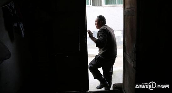 陕西石泉六旬盲人凭感觉做豆腐 自力更生养活全家