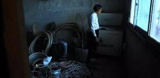 儿子去世, 6旬老人一时间难以接受, 将“儿子”放进冰柜中