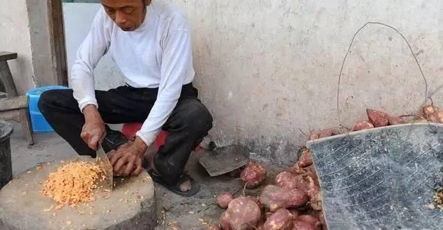 儿子去世, 6旬老人一时间难以接受, 将“儿子”放进冰柜中