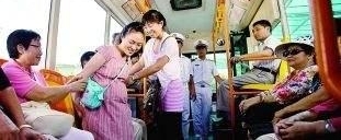 我给公交上的孕妇让座，却惹怒边上站着的老人，她语出惊人