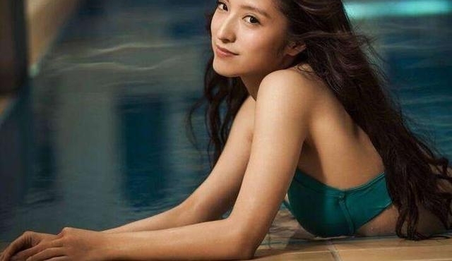 我给公交上的孕妇让座，却惹怒边上站着的老人，她语出惊人