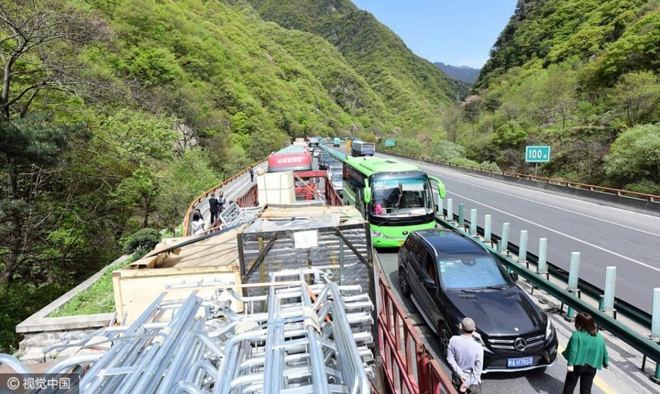 高速公路大堵车 乘客下车跳舞解闷