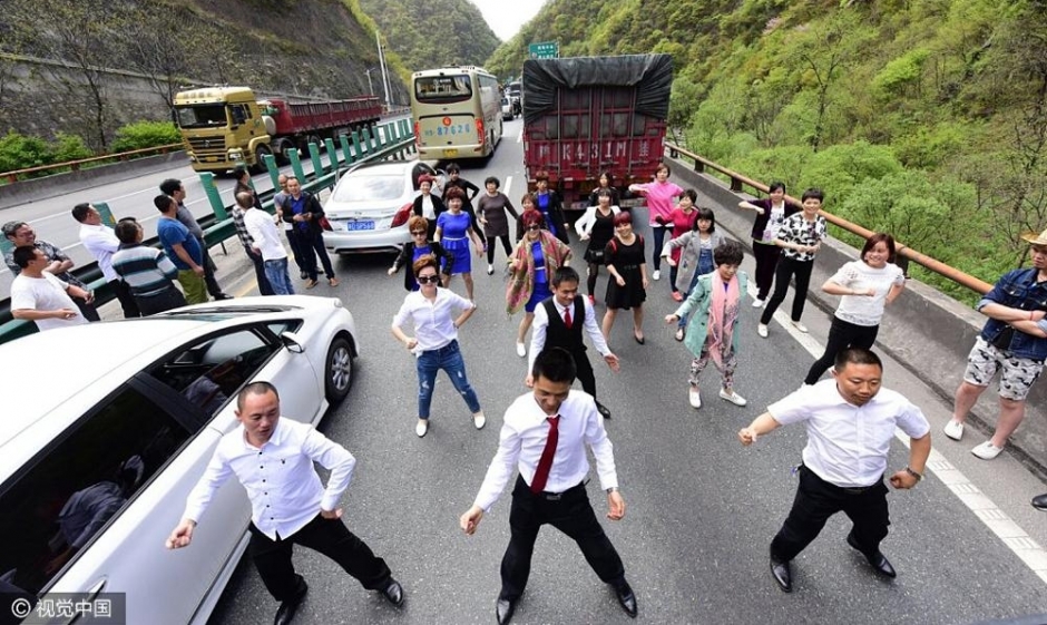 高速公路大堵车 乘客下车跳舞解闷