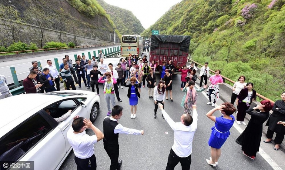 高速公路大堵车 乘客下车跳舞解闷