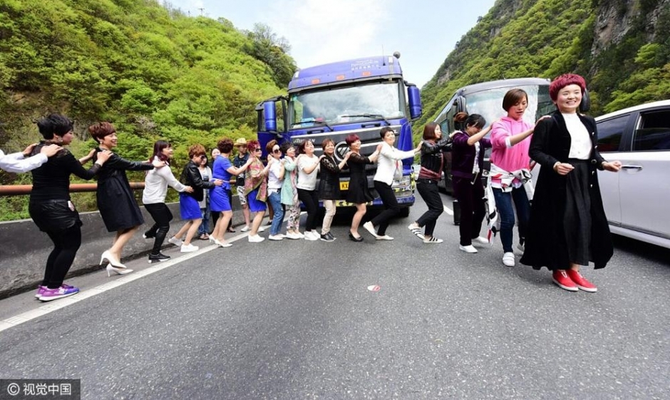 高速公路大堵车 乘客下车跳舞解闷