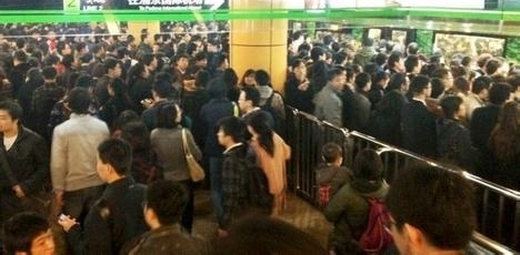 全国地铁谁家最堵？双脚离地双腿悬空有多少上班族哭晕在地铁