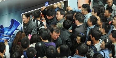 全国地铁谁家最堵？双脚离地双腿悬空有多少上班族哭晕在地铁