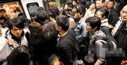 全国地铁谁家最堵？双脚离地双腿悬空有多少上班族哭晕在地铁