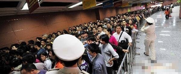 全国地铁谁家最堵？双脚离地双腿悬空有多少上班族哭晕在地铁