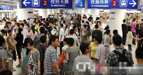 全国地铁谁家最堵？双脚离地双腿悬空有多少上班族哭晕在地铁