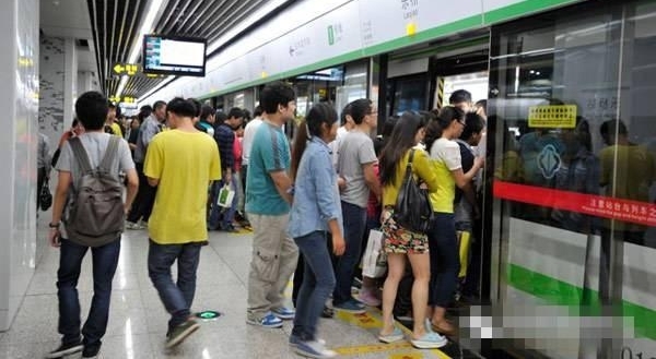 全国地铁谁家最堵？双脚离地双腿悬空有多少上班族哭晕在地铁