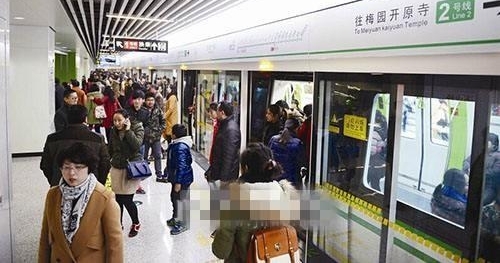 全国地铁谁家最堵？双脚离地双腿悬空有多少上班族哭晕在地铁