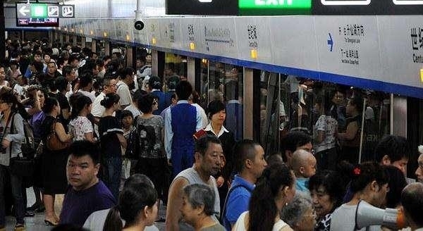 全国地铁谁家最堵？双脚离地双腿悬空有多少上班族哭晕在地铁