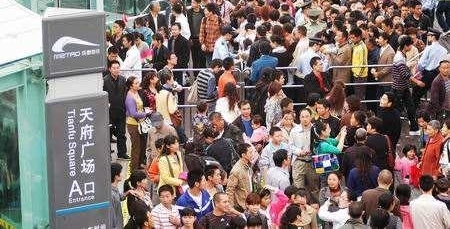 全国地铁谁家最堵？双脚离地双腿悬空有多少上班族哭晕在地铁