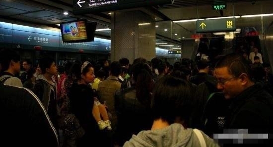全国地铁谁家最堵？双脚离地双腿悬空有多少上班族哭晕在地铁