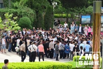 郑州人民公园叫停“尬舞” 两拨人马辗转继续表演