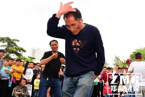 郑州人民公园叫停“尬舞” 两拨人马辗转继续表演