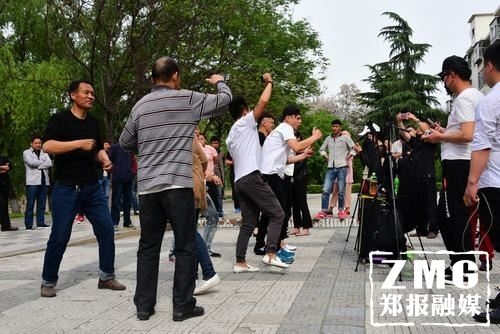 郑州人民公园叫停“尬舞” 两拨人马辗转继续表演