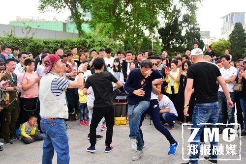 郑州人民公园叫停“尬舞” 两拨人马辗转继续表演