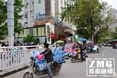 郑州人民公园叫停“尬舞” 两拨人马辗转继续表演