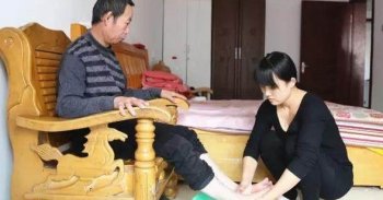 公公生病在床，农村媳妇这样照料，这样的农村姑娘谁不想娶
