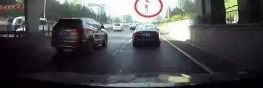 从东直门跳桥女说起 高空坠物砸坏车该怎么赔?