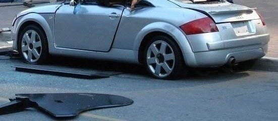 从东直门跳桥女说起 高空坠物砸坏车该怎么赔?