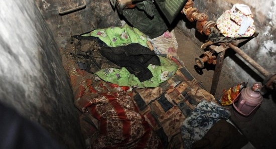 不孝儿将父母赶出家门，住下水道捡垃圾为生，终遭报应