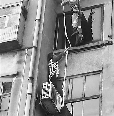 忘带钥匙不舍80元开锁 大妈爬楼回家被困