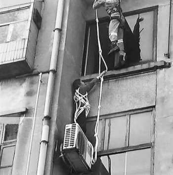 忘带钥匙不舍80元开锁 大妈爬楼回家被困