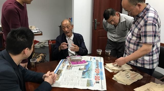 独特“读书日” 金东老人把晚清房契地契都捐了