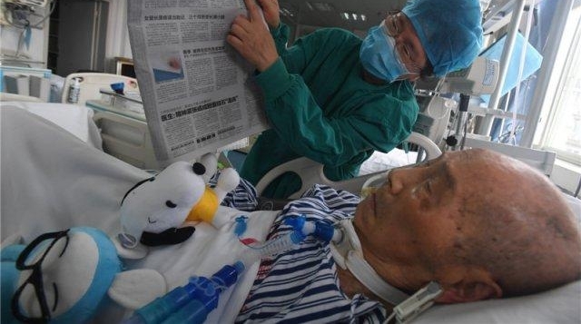 百岁老人住进 ICU 女儿女婿每天给他读报