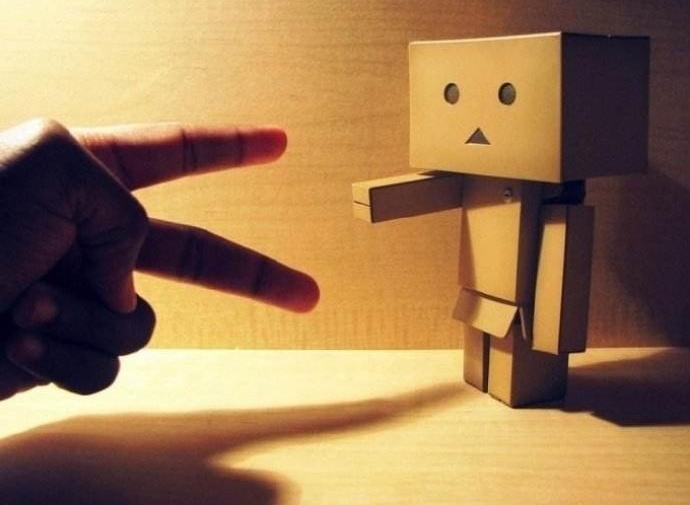 舔一口鸡粪给你一万块，他还真下得去口