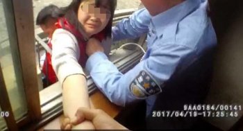 平顶山14岁少女跳楼瞬间被巡警抱住