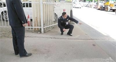 好好的建设东路被他拦腰挖出条小沟 只为违规安装灯箱广告牌 被罚款5000元