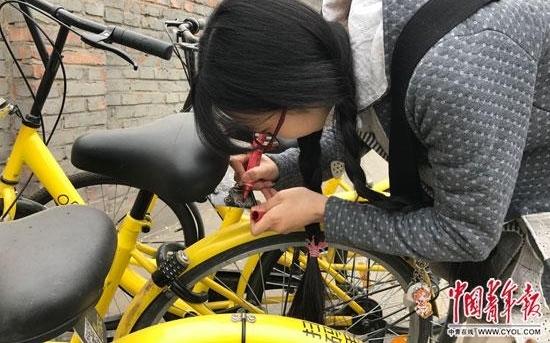 共享单车频遭破坏 90后女生手绘修补车牌