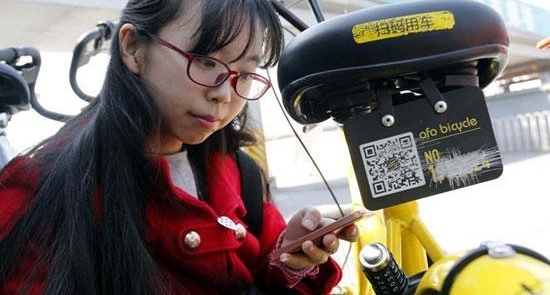 共享单车频遭破坏 90后女生手绘修补车牌