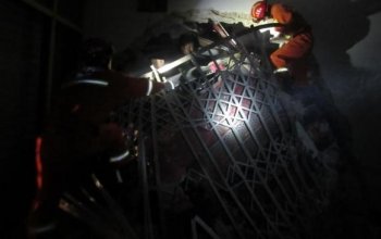 凌晨拉沙大货车冲入民宅 金华特勤消防破拆救出被困司机