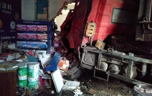 凌晨拉沙大货车冲入民宅 金华特勤消防破拆救出被困司机