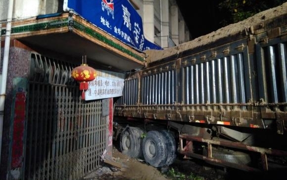 凌晨拉沙大货车冲入民宅 金华特勤消防破拆救出被困司机